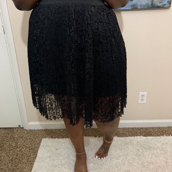 Classy black lace skirt - Picture 1 of 2
